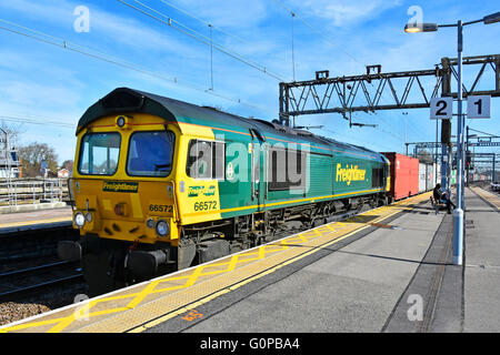 Freightliner locomotore 66572 su un contenitore di spedizione treno passa attraverso Shenfield stazione ferroviaria direzione Londra Inghilterra REGNO UNITO Foto Stock