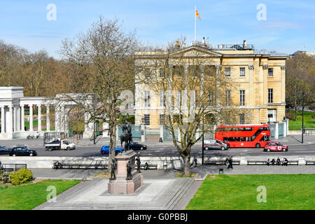 Apsley House London townhouse del Duca di Wellington & white Hyde Park Corner la schermata e la statua di Wellington nuova red London bus & traffico England Regno Unito Foto Stock