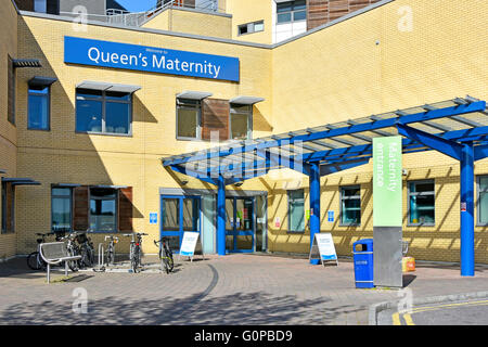 Cartello maternità Queens presso il General Purpose NHS Hospital di nuova costruzione a Romford & entrata ward nel Borough di Havering Inghilterra Inghilterra Regno Unito Foto Stock