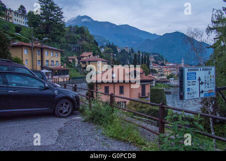 Parcheggio auto accanto a 'ostello La Primula' (sinistra e centrale) a Menaggio sul Lago di Como, Como provincia, regione Lombardia, Italia. Foto Stock