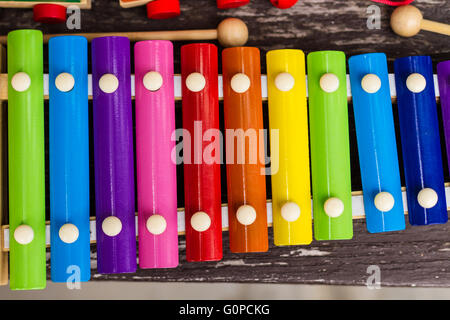 Strumenti musicali e Kid colore giocattoli al bambino mercato del negozio Foto Stock