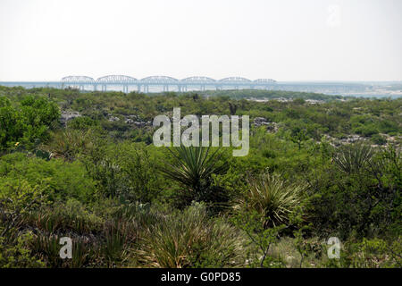 Il lago di Amistad dal governatore lo sbarco nei pressi del Rio, Texas. Sul pavimento del deserto in primo piano sono mesquite e Purple Sage. Foto Stock