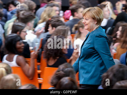 Berlino, Germania. 03 Maggio, 2016. Il cancelliere tedesco Angela Merkel visita il Liceo Francese Lycee Francais sul progetto UE giorno, a Berlino, Germania, 03 maggio 2016. Credito: dpa picture alliance/Alamy Live News Foto Stock