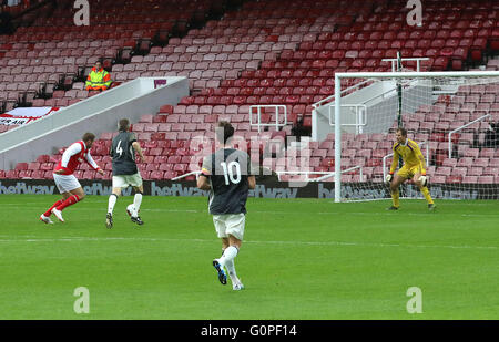 Upton Park, London, Regno Unito. Il 2 maggio, 2016. Ex giocatori di Inghilterra e celebrità ha svolto l'ultimo a livello internazionale di Upton Park prima di West Ham muoversi al loro nuovo stadio la prossima stagione, la partita, istituito per commemorare il cinquantesimo anniversario di tre leoni " World Cup vittoria nel 1966 - La Germania ha vinto 7-2 la notte nella foto: Ben Cohen punteggi per Inghilterra Credito: Stills Press/Alamy Live News Foto Stock