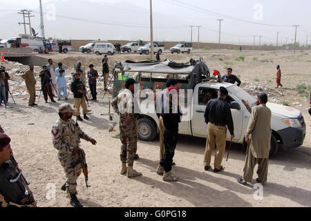 Quetta. Il 3 maggio, 2016. I funzionari di sicurezza cordon off un sito blast nel sud-ovest del Pakistan Quetta, 3 maggio 2016. Almeno un personale di sicurezza è stato ucciso e altri quattro feriti quando una bomba è andato fuori al loro veicolo in il Pakistan a sudovest di Quetta città martedì mattina, locale Urdu media riportati. Credito: Irfan/Xinhua/Alamy Live News Foto Stock