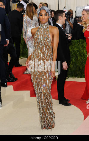 New York, NY, STATI UNITI D'AMERICA. Il 2 maggio, 2016. 02 Maggio 2016 - New York New York- Ciara. Metropolitan Museum of Art Costume Institute Gala: Manus x Machina: Moda in età di tecnologia. Photo credit: Christopher Smith/AdMedia Credito: Christopher Smith/AdMedia/ZUMA filo/Alamy Live News Foto Stock