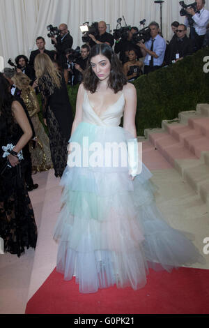 La città di New York, Stati Uniti d'America. Il 2 maggio 2016. Il cantante lorde assiste 'mano x Machina: Moda In un epoca di tecnologia' Costume Institute Gala al Metropolitan Museum of Art di New York City, Stati Uniti d'America, il 02 maggio 2016. Credito: dpa picture alliance/Alamy Live News Foto Stock