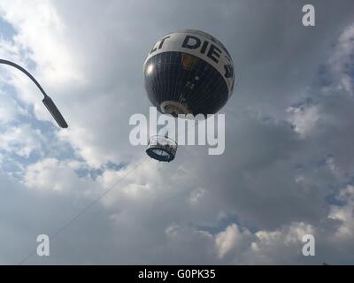 Berlino, Germania. 03 Maggio, 2016. Il 'Welt Balloon" è inclinata nel vento vicino al Checkpoint Charlpie a Berlino, Germania, 03 maggio 2016. Foto: dpa video/dpa/Alamy Live News Foto Stock