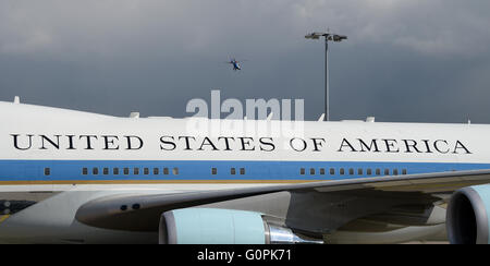 Hannover, Germania. Xxv Aprile, 2016. Vista della Air Force One su Obama la partenza dall'aeroporto di Hannover, Germania, 25 aprile 2016. Il Presidente degli Stati Uniti Obama è di concludere la sua visita di due giorni in Germania. Foto: Holger Hollemann/dpa/Alamy Live News Foto Stock