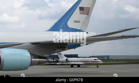 Hannover, Germania. Xxv Aprile, 2016. Un Bombardier BD-700 5000 globale della Air Force del governo tedesco passa Aria forza visto al presidente degli Stati Uniti Barack Obama la partenza dall'aeroporto di Hannover, Germania, 25 aprile 2016. Il Presidente degli Stati Uniti Obama è di concludere la sua visita di due giorni in Germania. Foto: Holger Hollemann/dpa/Alamy Live News Foto Stock