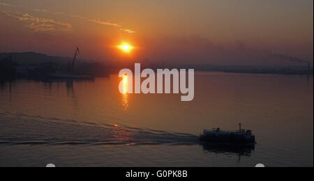 L'Avana, Cuba. Il 3 maggio, 2016. La vista del porto di La Habana dal Fathom Adonia nave da crociera al tramonto, Martedì 3 Maggio 2016.South Florida; nessun MAGS; NESSUNA VENDITA; NO INTERNET; NO TV. © Sun-Sentinel/ZUMA filo/Alamy Live News Foto Stock