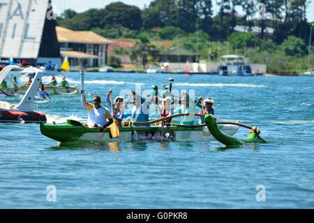 La torcia olimpica è portato attraverso il lago Paranoa in un hawaiano canoa outrigger come la fiamma olimpica il relè prende il via il 3 maggio 2016 a Brasilia, Brasile. Il relè di torcia inizierà a tre mesi di viaggio in Brasile prima di arrivare per la Rio de Janeiro Olimpiadi in agosto. Foto Stock