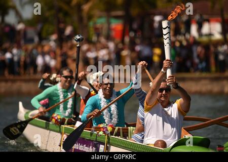 La torcia olimpica è portato attraverso il lago Paranoa in un hawaiano canoa outrigger come la fiamma olimpica il relè prende il via il 3 maggio 2016 a Brasilia, Brasile. Il relè di torcia inizierà a tre mesi di viaggio in Brasile prima di arrivare per la Rio de Janeiro Olimpiadi in agosto. Foto Stock