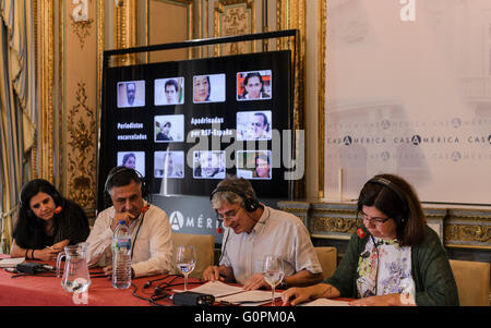 Madrid, Spagna, il 3 maggio 2016. Casamérica. Il giornalista sig. Gervasio Sánchez e la Signora Natalia Sancha in una lezione nella Giornata mondiale della libertà di stampa organizzato da Reporter senza frontiere. Credito: Enrique Davó/Alamy Live News Foto Stock