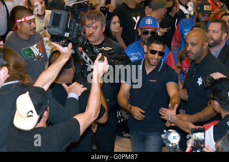 Las Vegas NV, Stati Uniti d'America. Il 3 maggio, 2016. Del Regno Unito di Amir Khan arriva come i fan allietare al MGM Grand hotel di Las Vegas martedì. Amir Khan sarà lotta contro il Messico di Canelo Alvarez per i pesi medi nel campionato del mondo di questo Sabato 7 Maggio presso la T-Mobile Arena e su HBO PPV in Las Vegas.Foto da Gene Blevins/LA DailyNews/ZumaPress Credit: Gene Blevins/ZUMA filo/Alamy Live News Foto Stock