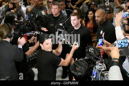 Las Vegas NV, Stati Uniti d'America. Il 3 maggio, 2016. Il Messico di Canelo Alvarez arriva come i fan allietare al MGM Grand hotel di Las Vegas martedì. Canelo Alvarez sarà lotta britannico di Amir Khan per i pesi medi nel campionato del mondo di questo Sabato 7 Maggio presso la T-Mobile Arena e su HBO PPV in Las Vegas. Foto da Gene Blevins/LA DailyNews/ZumaPress Credit: Gene Blevins/ZUMA filo/Alamy Live News Foto Stock