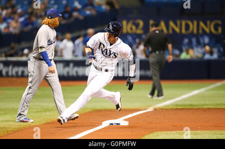 San Pietroburgo, Florida, Stati Uniti d'America. Il 3 maggio, 2016. Sarà VRAGOVIC | Orari.Tampa Bay Rays sinistra fielder Brandon Guyer (5) arrotonda il terzo, rigature su un RBI doppio da Tampa Bay Rays terzo baseman Evan Longoria (3) nel primo inning di gioco tra il Tampa Bay Rays e i Los Angeles Dodgers nel campo Tropicana a San Pietroburgo, Fla. Martedì, 3 maggio 2016. Credito: Sarà Vragovic/Tampa Bay volte/ZUMA filo/Alamy Live News Foto Stock