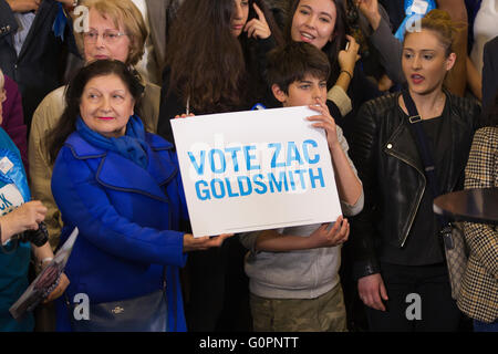 Richmond, Greater London, England, Regno Unito 03 maggio 2016 Il Conservatore Mayoral candidato Zac Goldsmith MP per Richmond Park, con Boris Johnson MP, il Conservatore attuale sindaco di Londra e il Primo Ministro David Cameron campagna in un rally a grande corte Scuola, Richmond Park, Greater London, Foto Stock