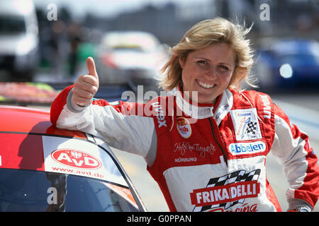 Die Rennfahrerin Sabine Schmitz lehnt am Nürburgring während des corsi zum Langstreckenpokal mit erhobenem Daumen un ihrem Porsche 997 (Foto vom 12.06.2010). Die schnelle Eifelanerin hält den Streckenrekord auf der Nordschleife und konnte zweimal das 24-Stunden-Rennen gewinnen. Foto: Thomas Frey dpa/lrs (zu lrs-Korr vom 27.06.2010: Wenn sie in der "Grünen Hölle" der Teufel reitet) | Verwendung weltweit Foto Stock