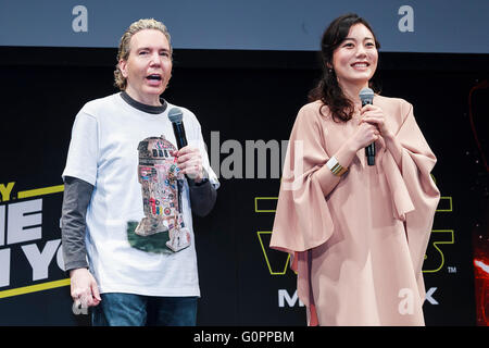 Tokyo, Giappone. Il 4 maggio, 2016. (L a R) American tv producer e personalità Dave Spector e attrice Anne Suzuki parlare durante l'evento di lancio per '"Star Wars: Episodio VII - La forza risveglia'' MovieNEX casella premium a Parco teatro in Shibuya il 4 maggio 2016, Tokyo, Giappone. La scatola che contiene il DVD e Blu-ray con funzioni bonus costa 9.800 yen (91.42 USD). Credito: Rodrigo Reyes Marin/AFLO/Alamy Live News Foto Stock