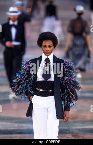 L'Avana, Cuba. Il 3 maggio, 2016. Modelli debutto Karl Lagerfeld 'crociera' linea per Chanel al Paseo del Prado street a l'Avana, Cuba, 3 maggio 2016. Credito: Liu Bin/Xinhua/Alamy Live News Foto Stock