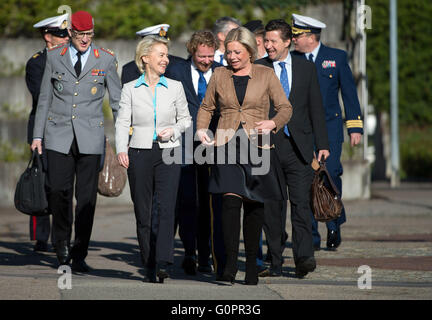 Stuttgart, Germania. 04 Maggio, 2016. Il Ministro della Difesa tedesco, Ursula von der Leyen (L) e il ministro olandese della difesa Jeanine Hennis-Plasschaert (R) arrivano alla riunione dell'alleanza dei Ministri della difesa nella lotta contro l'organizzazione terrorista islamico (SI) a Stoccarda, Germania, 04 maggio 2016. Foto: MARIJAN MURAT/dpa/Alamy Live News Foto Stock