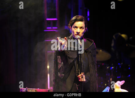 Berlino, Germania. 03 Maggio, 2016. Il cantante irlandese, attrice, pittore e architetto Camille O'Sullivan esegue in Bar jeder Vernunft a Berlino, Germania, 03 maggio 2016. Foto: ROLAND POPP/dpa - nessun filo SERVICE -/dpa/Alamy Live News Foto Stock