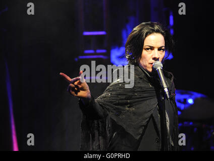 Berlino, Germania. 03 Maggio, 2016. Il cantante irlandese, attrice, pittore e architetto Camille O'Sullivan esegue in Bar jeder Vernunft a Berlino, Germania, 03 maggio 2016. Foto: ROLAND POPP/dpa - nessun filo SERVICE -/dpa/Alamy Live News Foto Stock