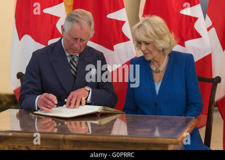 Londra, Regno Unito. Il 4 maggio 2016. Nella foto: Il principe Carlo e Camilla, duchessa di Cornovaglia Firma il libro degli ospiti. TRH il principe Carlo e Camilla, duchessa di Cornovaglia visita il recentemente ristrutturato il Canada House, il Canadese di alta Commissione, in Trafalgar Square. Credito: Immagini vibranti/Alamy Live News Foto Stock