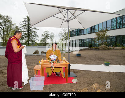 Bad Saarow, Germania. 04 Maggio, 2016. Sogyal Rinpoche (R), il Tibetano maestro di meditazione e il maestro della tradizione Nyingma del buddhismo tibetano, e Lama Yonten (L) condurre una cerimonia di apertura del Sukhavati spirituale Centro di cura a Bad Saarow, Germania, 04 maggio 2016. Il 'Sukhavati' centro buddista sarà aperto il Mercoledì con una benedizione cerimoniale da studioso Sogyal Rinpoche. Il bianco edificio complesso è costruito su un 8.000 metri quadrati sul sito Scharmuetzel lago nel centro della città. Foto: PATRICK PLEUL/dpa/Alamy Live News Foto Stock