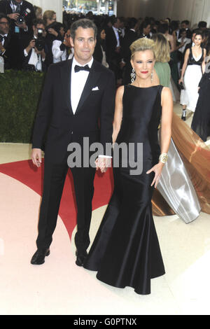 Megyn Kelly e il marito Douglas Scotto frequentando il 'mano x Machina: Moda In un epoca di tecnologia' Costume Institute Gala al Metropolitan Museum of Art il 2 maggio 2016 a New York City. | Utilizzo di tutto il mondo Foto Stock