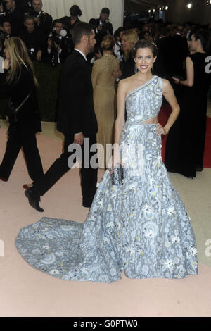 Allison Williams frequentando il 'mano x Machina: Moda In un epoca di tecnologia' Costume Institute Gala al Metropolitan Museum of Art il 2 maggio 2016 a New York City. | Utilizzo di tutto il mondo Foto Stock