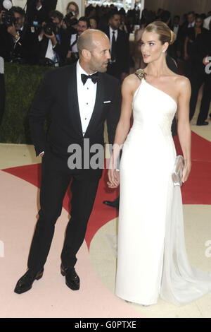 Jason Statham e Rosie Huntington-Whiteley frequentando il 'mano x Machina: Moda In un epoca di tecnologia' Costume Institute Gala al Metropolitan Museum of Art il 2 maggio 2016 a New York City. | Utilizzo di tutto il mondo Foto Stock