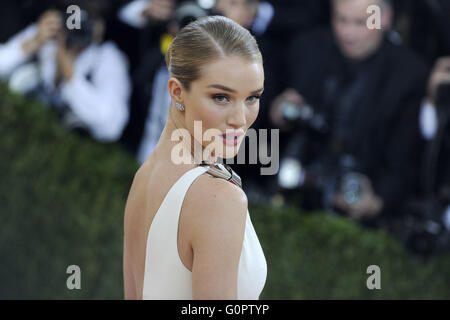 La città di New York. Il 2 maggio, 2016. Rosie Huntington-Whiteley frequentando il 'mano x Machina: Moda In un epoca di tecnologia' Costume Institute Gala al Metropolitan Museum of Art il 2 maggio 2016 a New York City. | In tutto il mondo di utilizzo © dpa/Alamy Live News Foto Stock