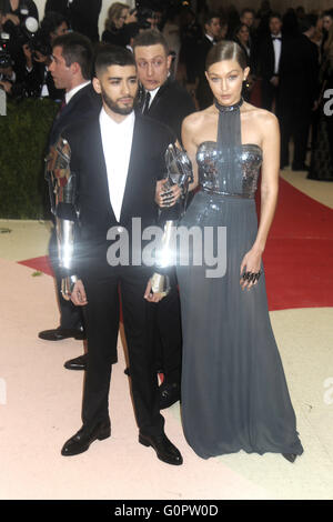 La città di New York. Il 2 maggio, 2016. Zayn Malik e Gigi Hadid frequentando il 'mano x Machina: Moda In un epoca di tecnologia' Costume Institute Gala al Metropolitan Museum of Art il 2 maggio 2016 a New York City. | In tutto il mondo di utilizzo © dpa/Alamy Live News Foto Stock