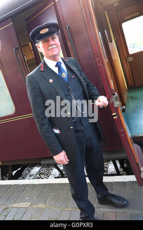 Maschio di protezione della stazione di apertura dello sportello del carrello su North Norfolk Steam Railway treno, sheringham, Inghilterra Foto Stock