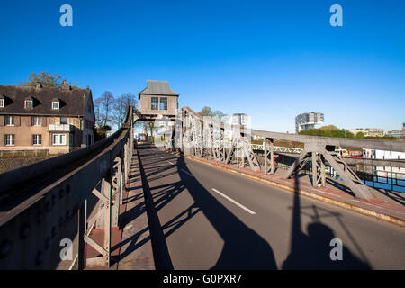 L'Europa, Germania, Colonia, il ponte di articolazione al porto nel quartiere Deutz, sullo sfondo la gru Case da Hadi Teher Foto Stock