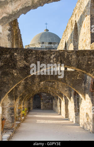 Le rovine del Convento e gli archi della Missione di San Jose di San Antonio, Texas Foto Stock