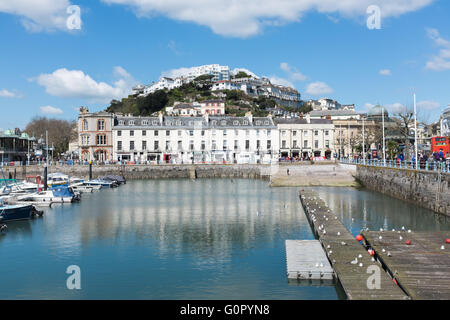Vista sul porto di Torquay di caffetterie e bar su Vaughan sfilata in Torquay Foto Stock