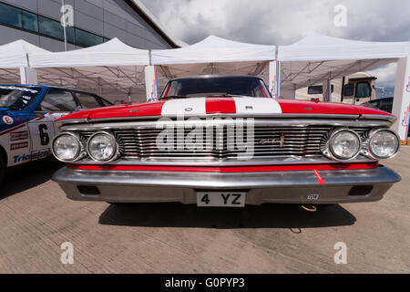 Ampio angolo di vista frontale posteriore di un vintage Ford Galaxy 500 American race car sul display statico a Silverstone Classic Media Day Foto Stock