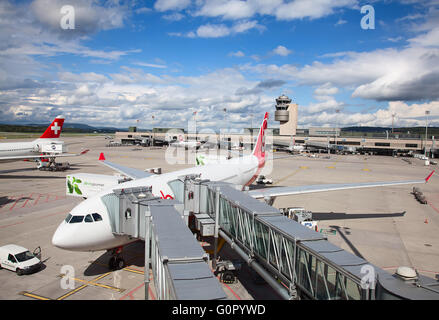 Zurigo - 21 settembre: piani preparando per prendere il via al Terminal A dell'aeroporto di Zurigo il 21 settembre 2014 a Zurigo, Switzerla Foto Stock