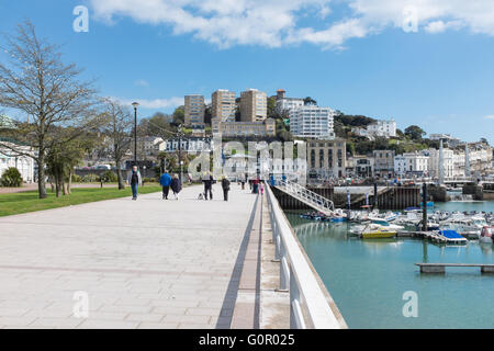 La passeggiata lungo Torquay Marina Foto Stock