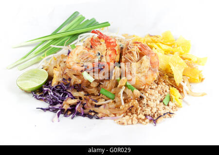 Spaghettini fritti in stile Thai con gamberi. Friggere gli spaghetti con i gamberi in (Pad Thai) cucina tailandese sul colore bianco involucro alimentare. Foto Stock