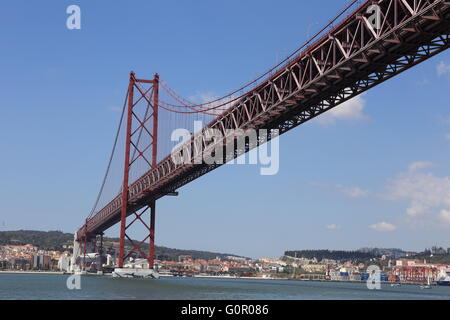 Aprile 24 sospensione ponte che attraversa il fiume Tago a Lisbona, Portogallo. Lisbona Golden Gate. Foto Stock