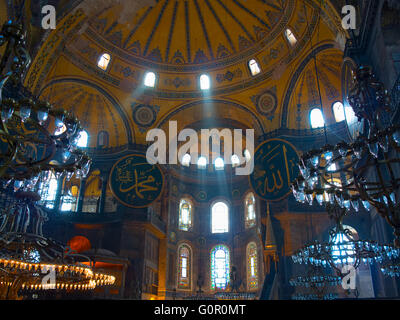 ISTANBUL - 3 maggio: Interno del "Aya () Hagya Sophia" chiesa trasformata in moschea di Mal 3, 2015 a Istanbul, Turchia. Mosaico di co Foto Stock