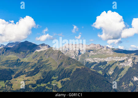 Panorama delle Alpi sul Oberland bernese e la valle di Lauterbrunnen dalla stazione Mannlichen, Svizzera. Foto Stock