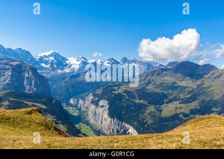 Panorama delle Alpi sul Oberland bernese e la valle di Lauterbrunnen dalla stazione Mannlichen, Svizzera. Foto Stock