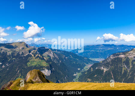 Panorama delle Alpi sul Oberland bernese e la valle di Lauterbrunnen dalla stazione Mannlichen, Svizzera. Foto Stock