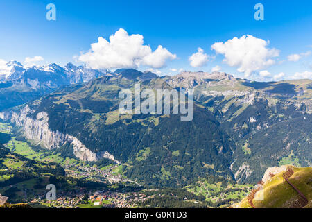 Panorama delle Alpi sul Oberland bernese e la valle di Lauterbrunnen dalla stazione Mannlichen, Svizzera. Foto Stock