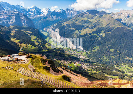 Panorama delle Alpi sul Oberland bernese e la valle di Lauterbrunnen dalla stazione Mannlichen, Svizzera. Foto Stock